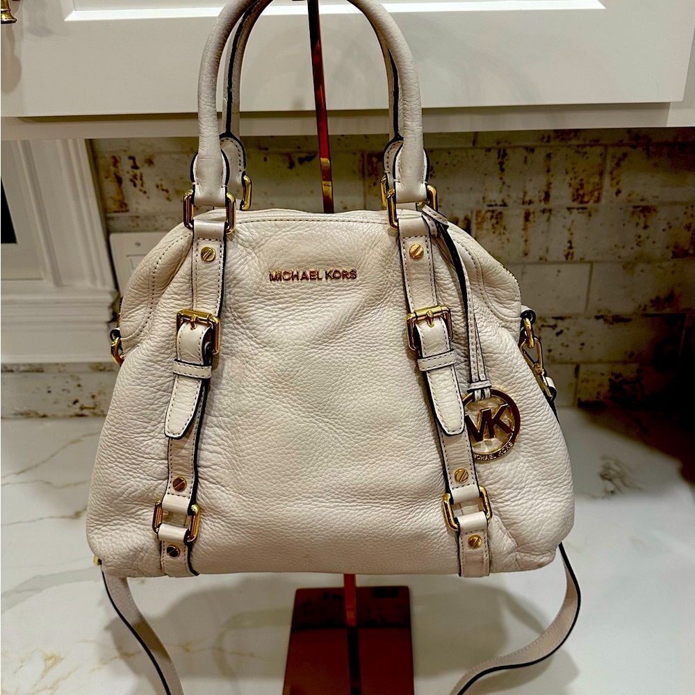 Michael Kors Pebbled Leather Crossbody Sachel. Off white.